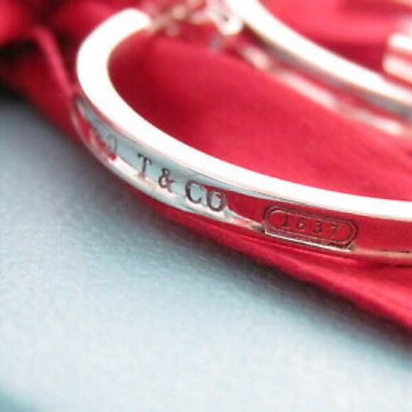 🌟🌸HOST PICK 🌟🌸 NWOT Tiffany 925 Silver 1837 Medium Hoop Earrings Box & Pouch - Picture 5 of 9